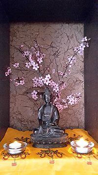 Buddha mit Kirschblütenzweigen